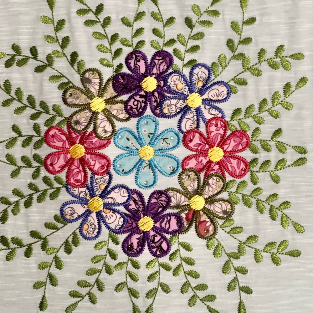 Crown & Ivy Women's Light Blue Floral Embroidered Tee Size XXL - Picture 2 of 5